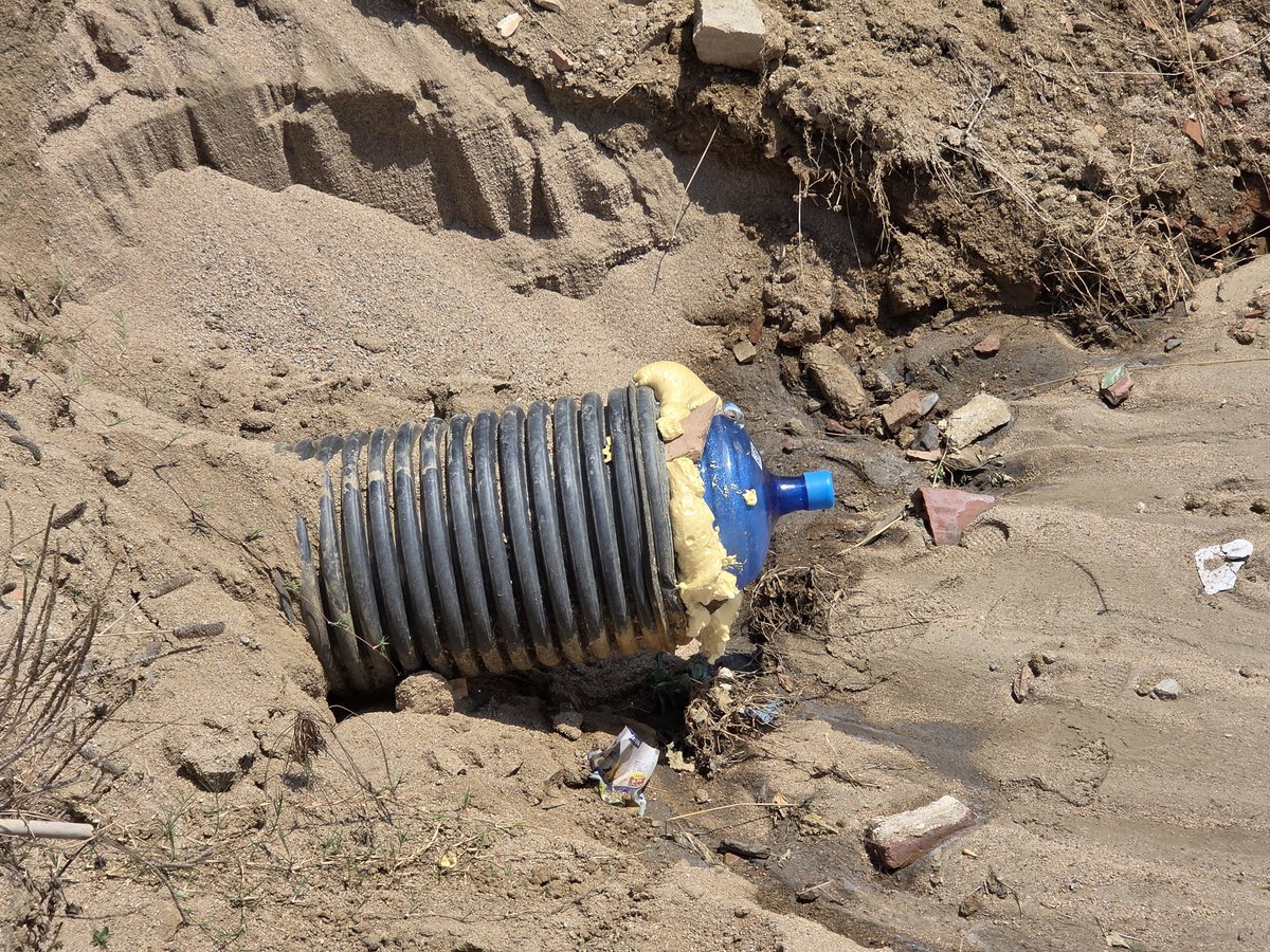 Avui novament al Pla de Balasc a Santa Susanna per denunciar l'extracciò i abocament il•legal d'aigues freàtiques al mar! #Prou complicitat del departament de territori i l'ACA
🗣 L'Ajuntament porta més d'un any atacant la pagesia i l'espai agrícola per afavorir el sector