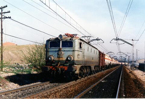 La Alsthom 276.088 ( 7688 ) remolcando una composición de cisternas de butano de REPSOL, en las inmediaciones de Villaverde Bajo, abril de 1994. Foto: Felipe Aranda García #EuropaTren #instarailtren #Renfe #Mercancias #Cisternas #Repsol #ComunidadMadrid
