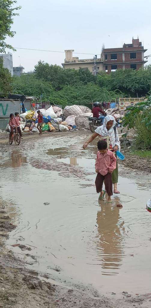 JAGVIRBHAT58834's tweet photo. @noida_authority @CeoNoida @ChiefSecyUP @dmgbnagar @dr_maheshsharma @myogiadityanath @NandiGuptaBJP @PankajSinghBJP @SBM_UP @UPGovt @InfoDeptUP @CeoNoida sir plz 🙏🏻 ek bar Village illahabas Sector 86 noida ko bhi dekhiye yha pe rasto ka bhut bura hal h. Gav ke  main raste ki application bhi de rakhi vhi humara government school ka rasta bhi h.@noidakhabar @UPGovt @myogiadityanath @noida_authority @PankajSinghBJP https://t.co/4GthxSuQAu