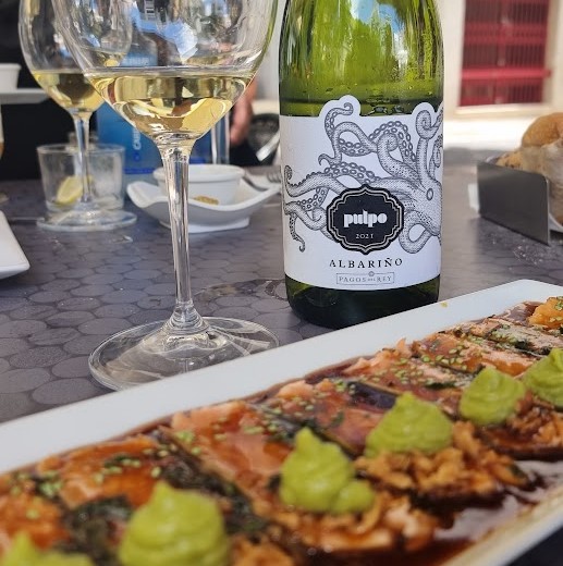 El verano sabe a sal en la piel, a tardes infinitas, a siestas que se alargan y a esas comidas que nunca quieres que terminen. Sabe a mar, a pulpo a la gallega, a marisco fresco… y, por supuesto, a Pulpo Albariño. 🥂

¡Por los pequeños grandes placeres del verano 🥂!
