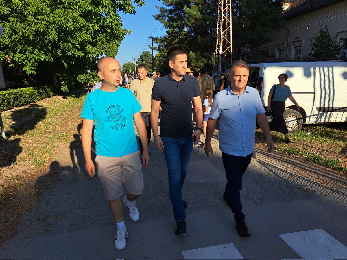 PSRRMSLS's tweet image. Заменик Николић на отварању Бодрог фестивала
Заменик покрајинског секретара Горан Николић присуствовао је данас, са градоначелником Сомбора Антониом Ратковићем, отварању “Бодрог фестивала” у Бачком Моноштору. sn.rs/mfcn5