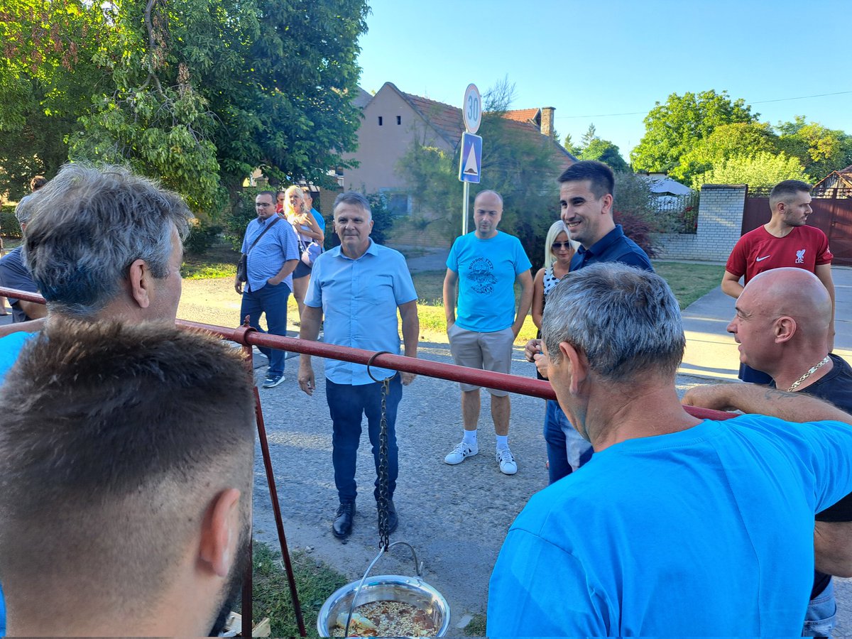 PSRRMSLS's tweet image. Заменик Николић на отварању Бодрог фестивала
Заменик покрајинског секретара Горан Николић присуствовао је данас, са градоначелником Сомбора Антониом Ратковићем, отварању “Бодрог фестивала” у Бачком Моноштору. sn.rs/mfcn5