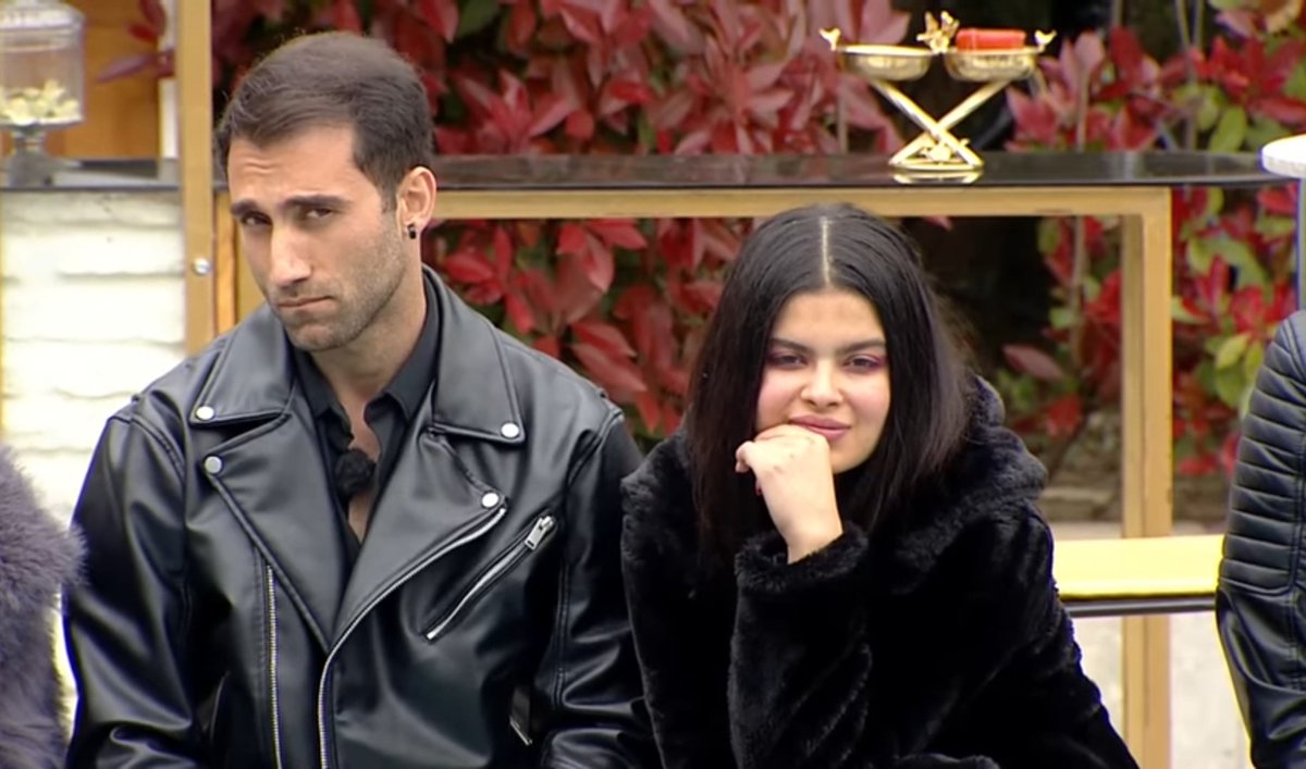 طناز تو چه موجود پلیدی هستی؟ چه نونی خوردی؟ کی بالا سرت بوده؟ به دختری که با تو بهش خیانت شده با پوزخند نگاه میکنی؟ امیدوارم بدترینا سرت بیاد، تو بدترین باتلاقا غرق شی، بدترین خیانت ها بهت بشه.