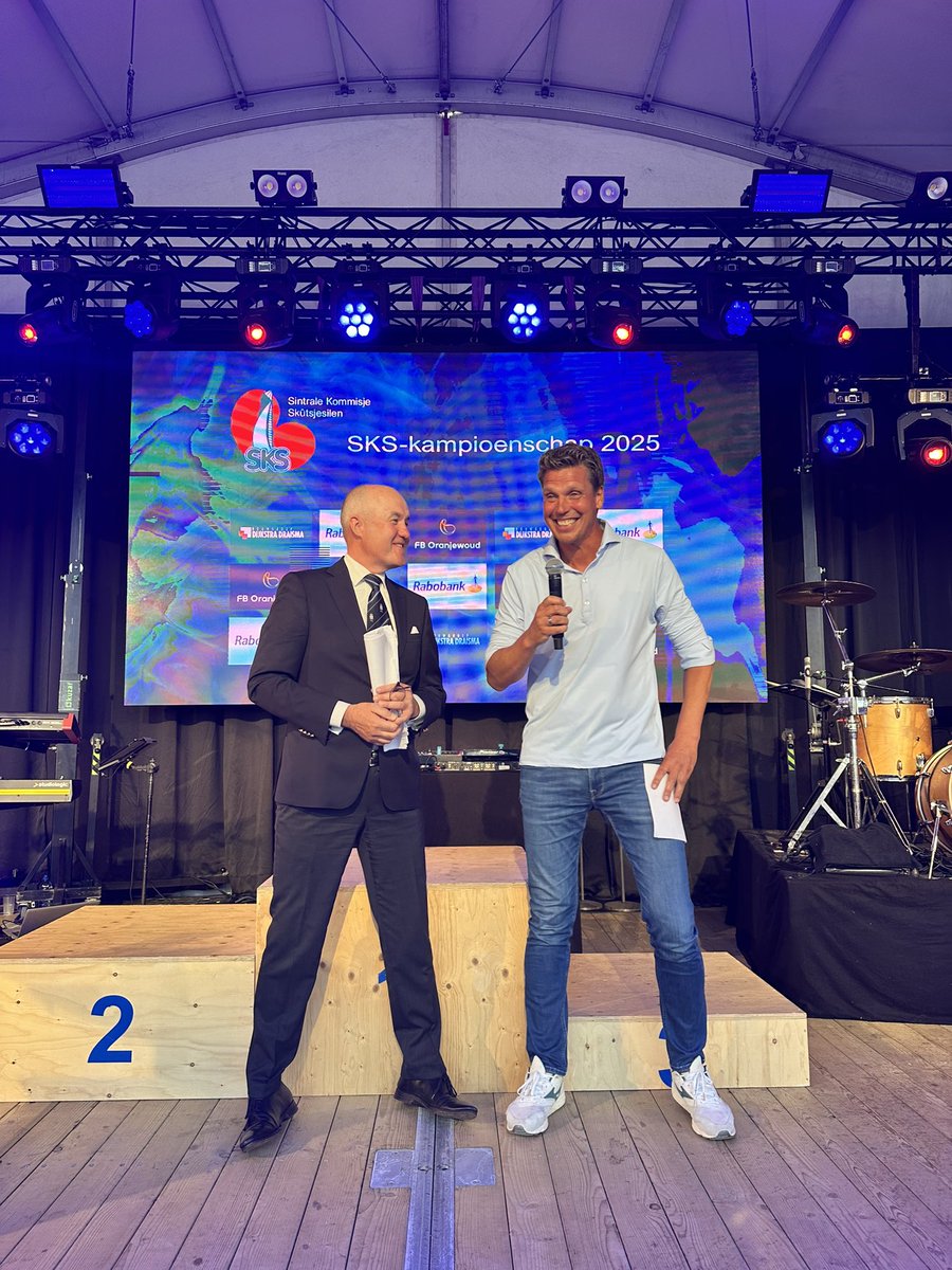 Onze enthousiaste CdK Arno Brok komt op het podium. Bijna altijd is hij erbij met zijn gasten. Het is té mooi in Fryslân om in de zomer op vakantie te gaan. #SKS25