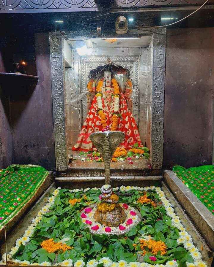 ram_vds's tweet photo. #ॐनमःशिवाय..❤️👣🙏
#हर_हर_महादेव..🕉️🔱
कल श्रावण मास के शुभ अवसर पर #ओंकारेश्वर_पहुंचकर मां नर्मदा जी में स्नान कर भगवान शिव के 12 ज्योतिर्लिंग में से एक ज्योतिलिंग 🕉️ #ओंकारेश्वर_ज्योतिर्लिंग🕉️ एवं उज्जैन पहुंचकर #बावा_महाकाल के दर्शन करने का सौभाग्य प्राप्त हुआ।
#जयश्रीमहाकाल https://t.co/lxM6ahEif6
