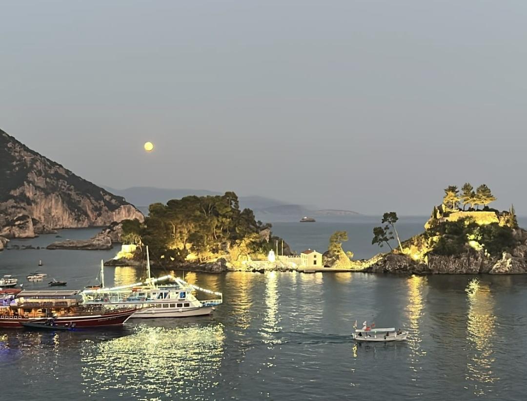 Πριν  1 ώρα  ,η φεγγαράδα στην Πάργα!!!
Τα καράβια, είναι  τα εκδρομικά  για  τους  Παξούς!!!