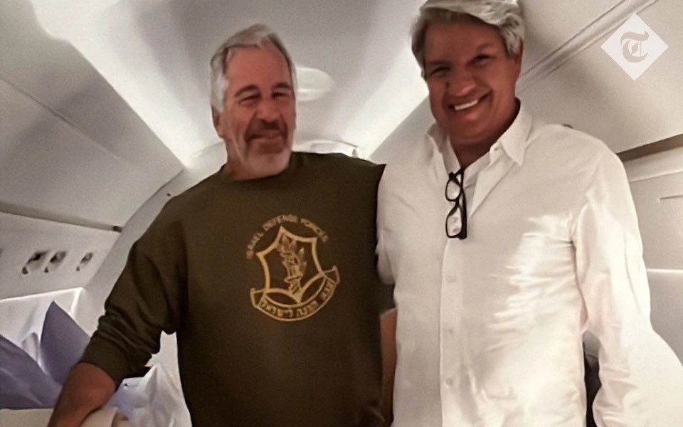 GlobeEyeNews's tweet photo. BREAKING:

New photo of Jeffrey Epstein, showing him wearing an Israeli Army sweatshirt in 2019. https://t.co/Bx2X1v5HRe