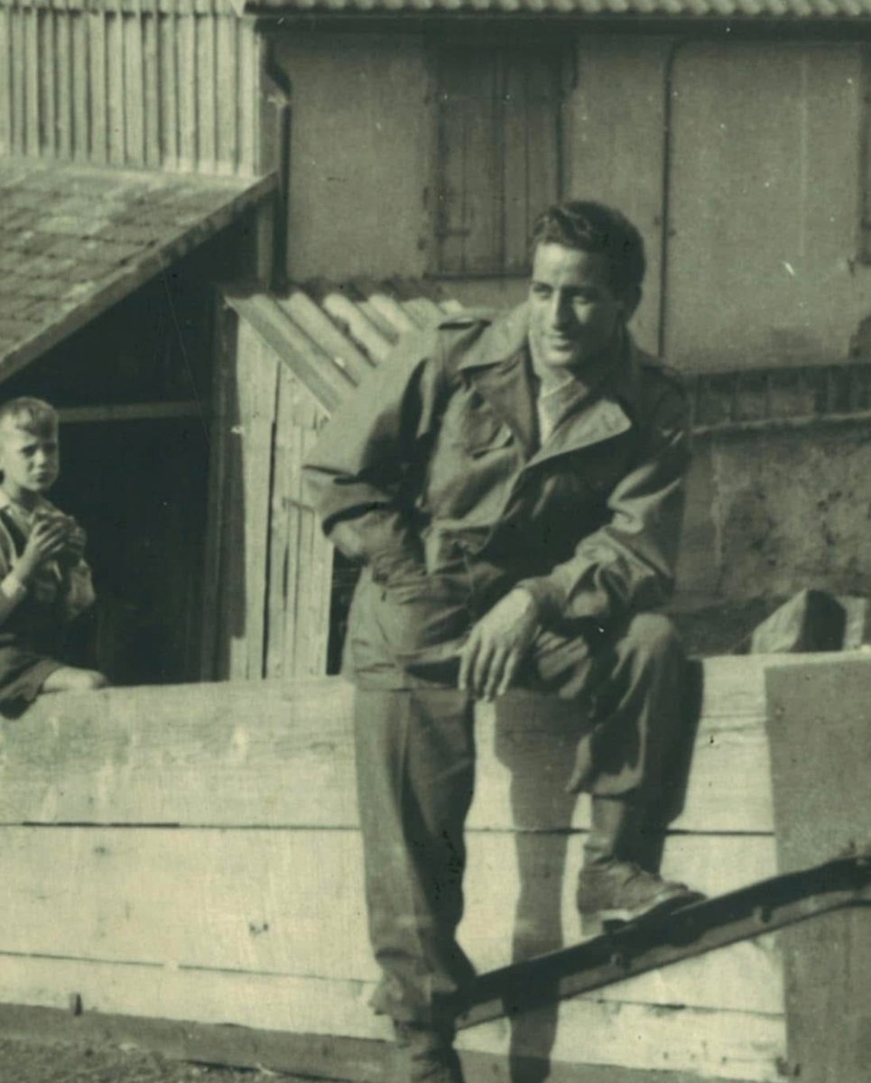 During WW2, legendary singer Tony Bennett aided with the liberation of a Nazi concentration camp in Landsberg, Germany. He would describe his experience as “A front-row seat in Hell.” 🪖