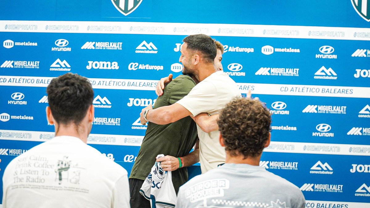 Aquest matí hem tengut el privilegi de comptar amb la visita d’en Xisco Quesada, que ens ha donat una lliçó de lo que realment importa a la vida.

Ets un exemple per a tots; la teva personalitat i força ens han emocionat.

Tot el club està amb tu 🤍💙

Moltes gràcies, Xisco.