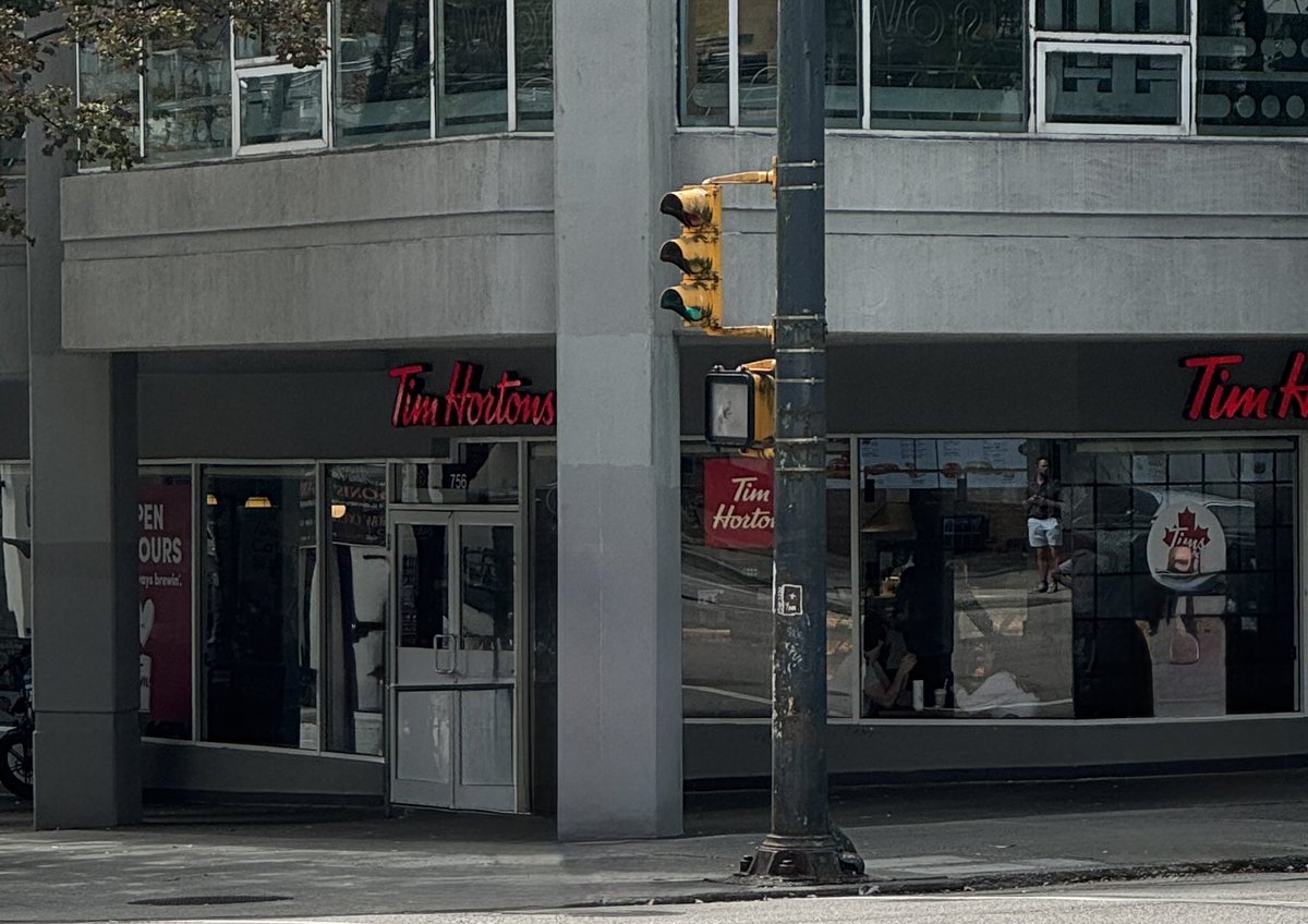 First time in Canada and conveniently located around the corner from my hotel 😁