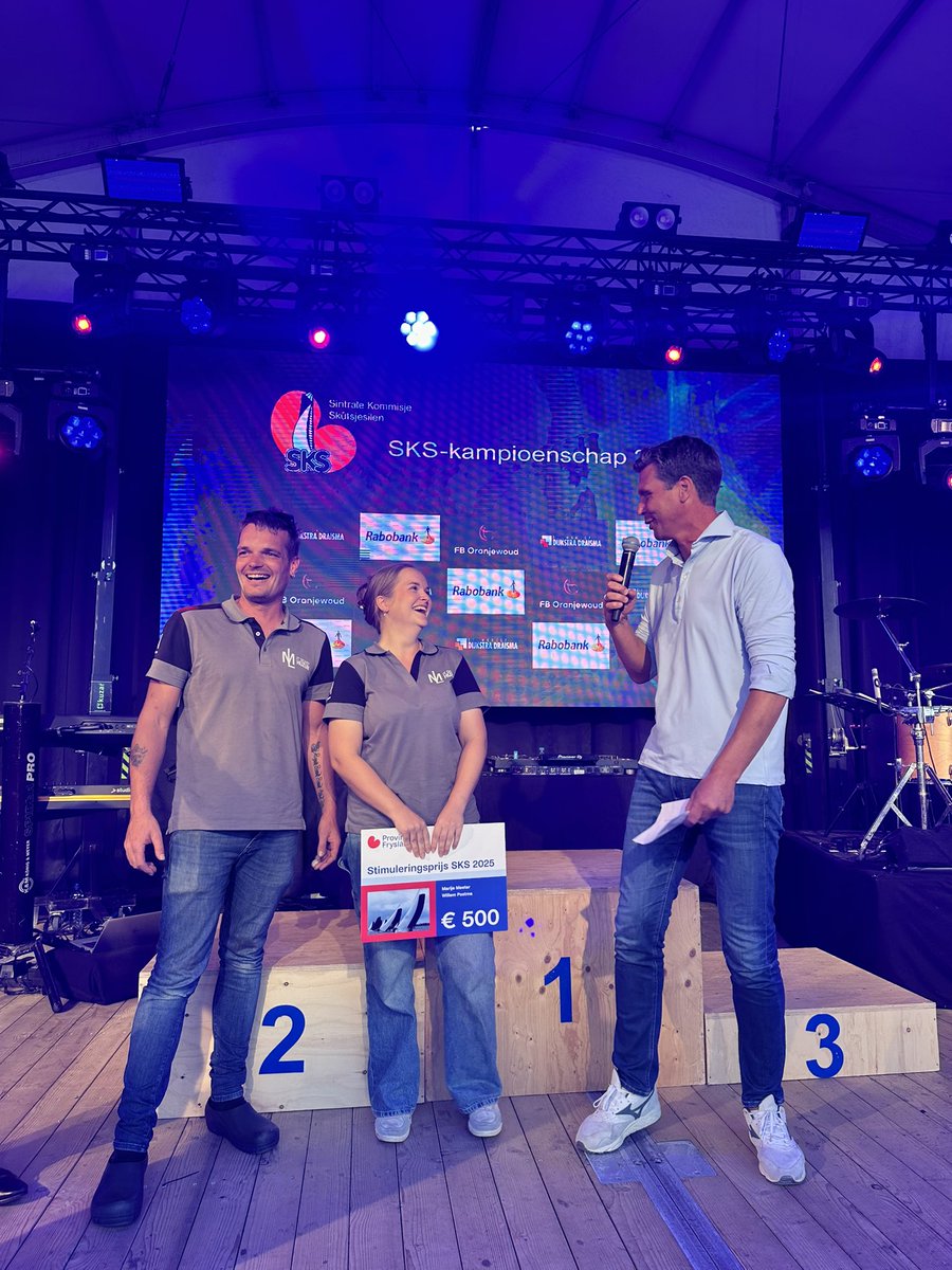 De stimuleringsprijs van €500 gaat dit jaar naar de organisatoren Willem en Maaike van het Platbodem Jeugdzeilen. Ieder jaar organiseren zij een weekend om de jeugd kennis te laten maken met skûtsjesilen. Om ook de komende 80 jaar het vuur van de SKS volop te laten branden!