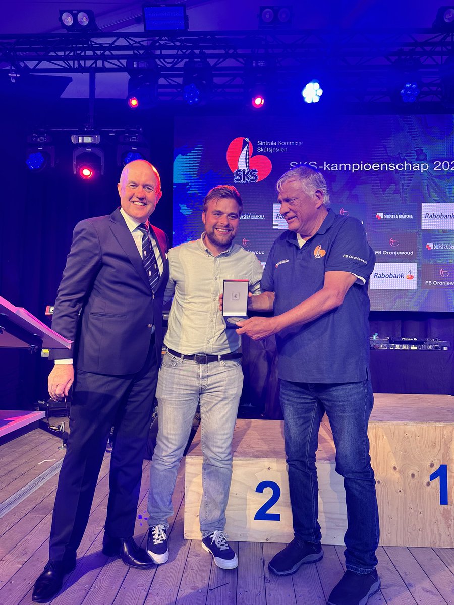 De waarderingspenning is dit jaar voor Eelke Lok. Wat deze man voor het SKS skûtsjesilen betekent is niet op te noemen. De wimpel, het skûtsjejournaal, het vleugelklassement en vele boeken. Bemanningslid van Wâldsein en al vele jaren jurylid van de SKS. Absoluut welverdiend!