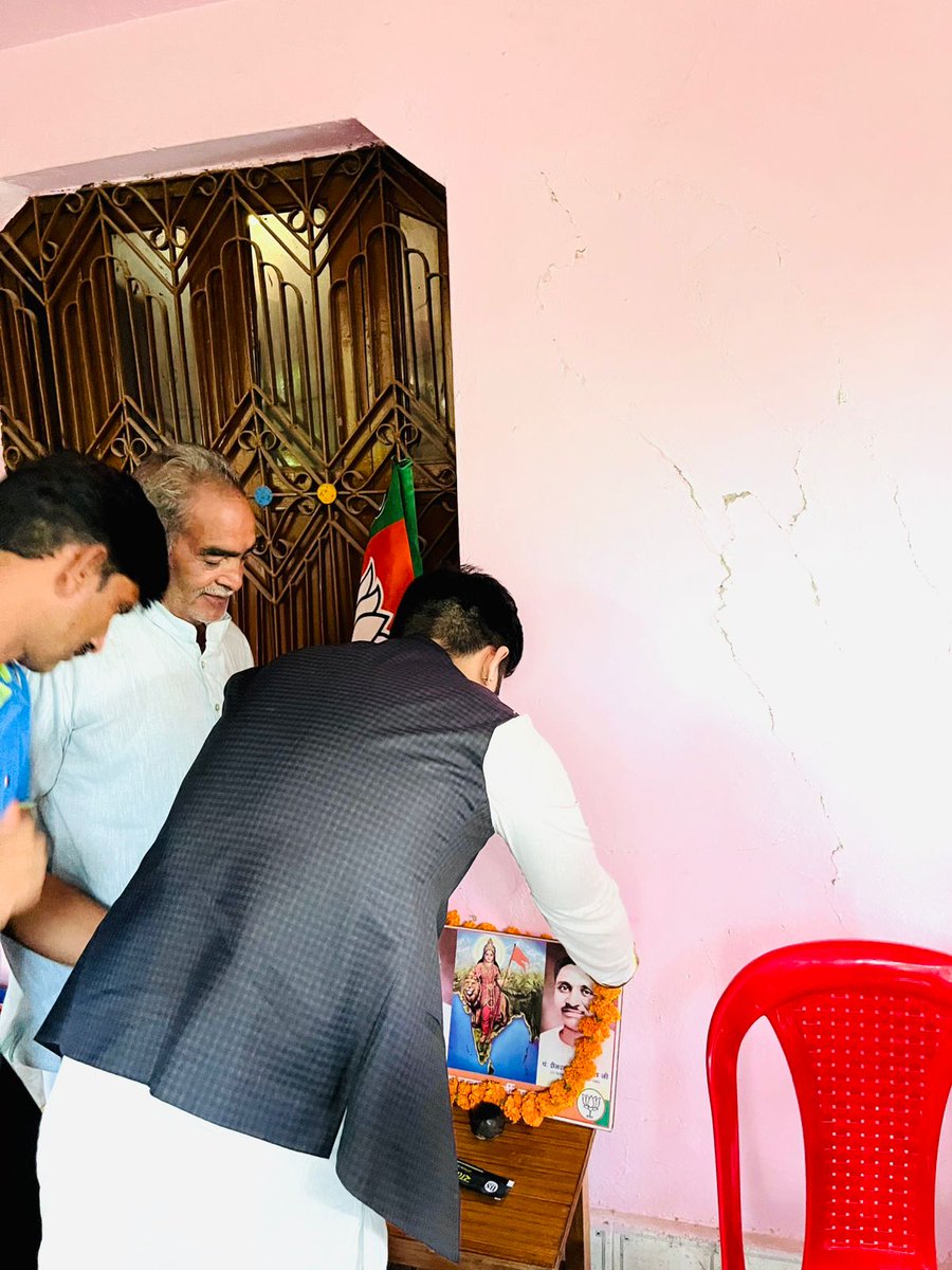 shubhambjpsatna's tweet photo. बेला, भाजपा मौहरी कटरा मंडल की ' हर घर तिरंगा - तिरंगा यात्रा ' एवं आगामी कार्यक्रम को लेकर आयोजित कामकाजी बैठक में सम्मिलित हुआ,

इस अवसर पर मंडल अध्यक्ष श्री जितेंद्र मिश्रा जी सहित मंडल पदाधिकारी एवं कार्यकर्ता साथी उपस्थित रहे।

#TirangaYatra #तिरंगा_यात्रा  #Shubham_Tiwari https://t.co/1o8Oc0874L