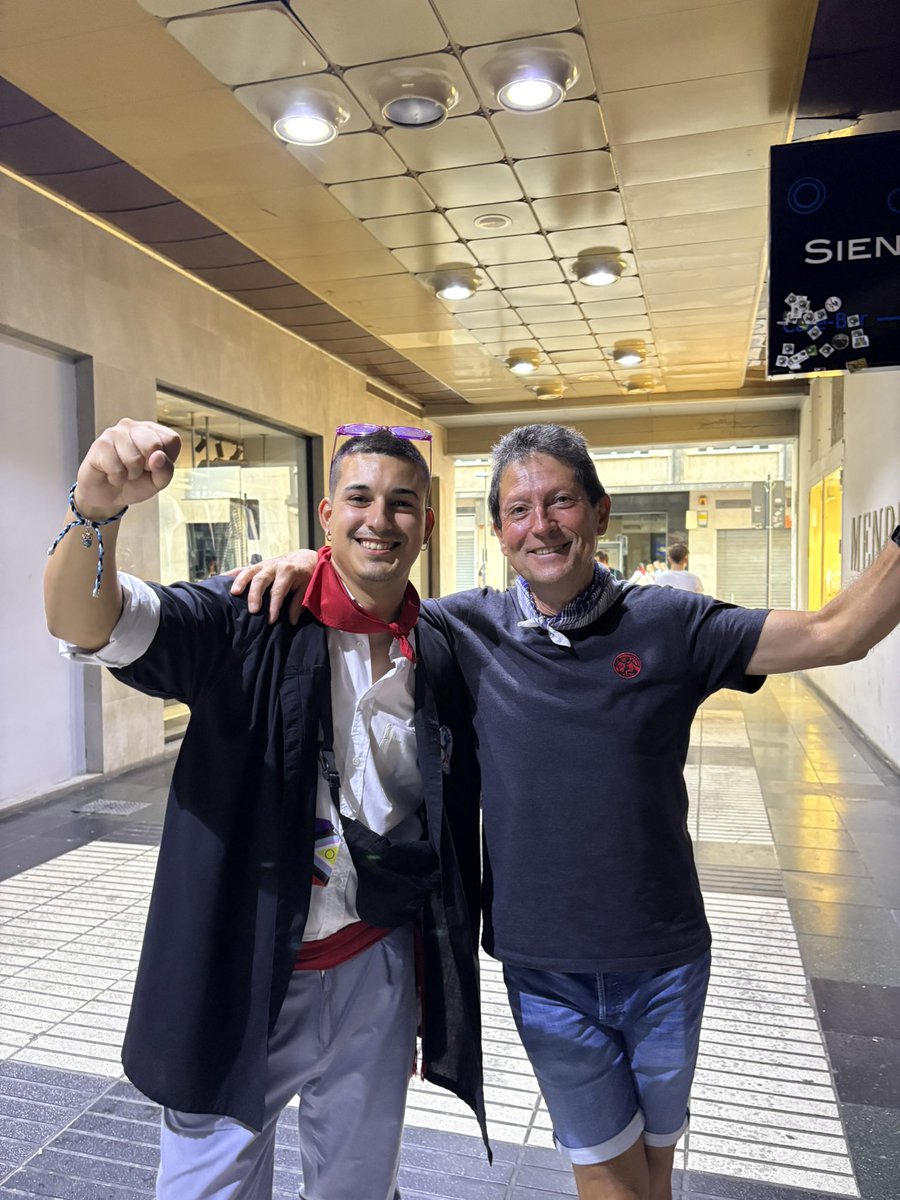 pablo_estibalez's tweet photo. No es Paolo Galbiatti, pero es el gran @jogotxikoa 

De nuestra parte vamos a darle fuerzas al nuevo míster!!!

IL COMENNDATORE

#OngiEtorriPaolo https://t.co/RA6bfRm240