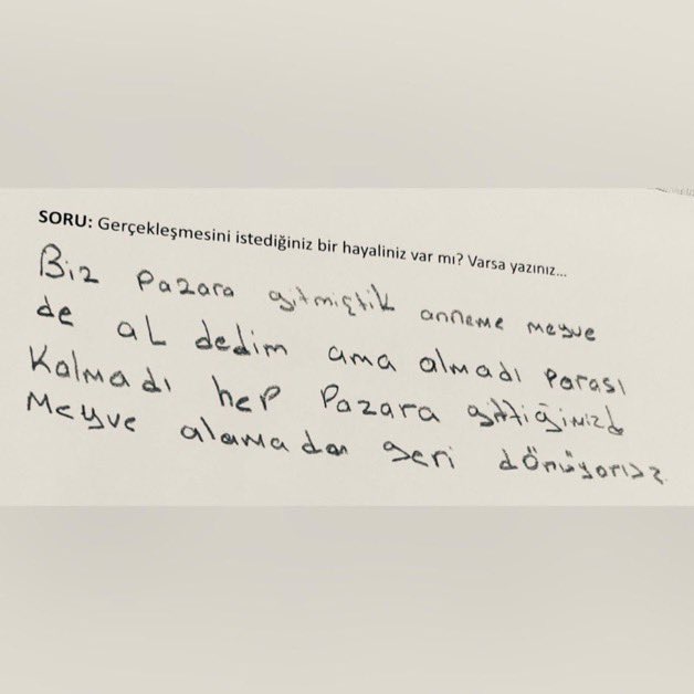 JargonMedya's tweet photo. Küçük bir çocuğun, "Gerçekleşmesini istediğiniz bir hayaliniz var mı?" sorusuna "Hep pazara gidiyoruz, meyve almadan geri dönüyoruz." yanıtını vermesi üzerine yaşadığı sürpriz. https://t.co/va3ugZKNIK