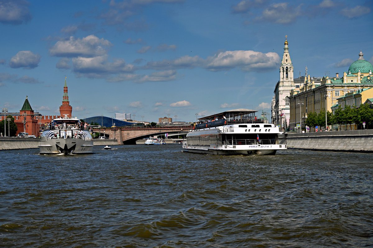 PEKHTography's tweet photo. Plot twist: The river has seen more drama than any Netflix series π Czars, revolutions, and now tourists with selfie sticks π± Still flowing, still stunning π« #HistoryFlows
#Moscow #Kremlin #River #Boat #Architecture #History #Tourism #Russia #Cathedral #Skyline #Sightseeing https://t.co/HlP4RVKklr
