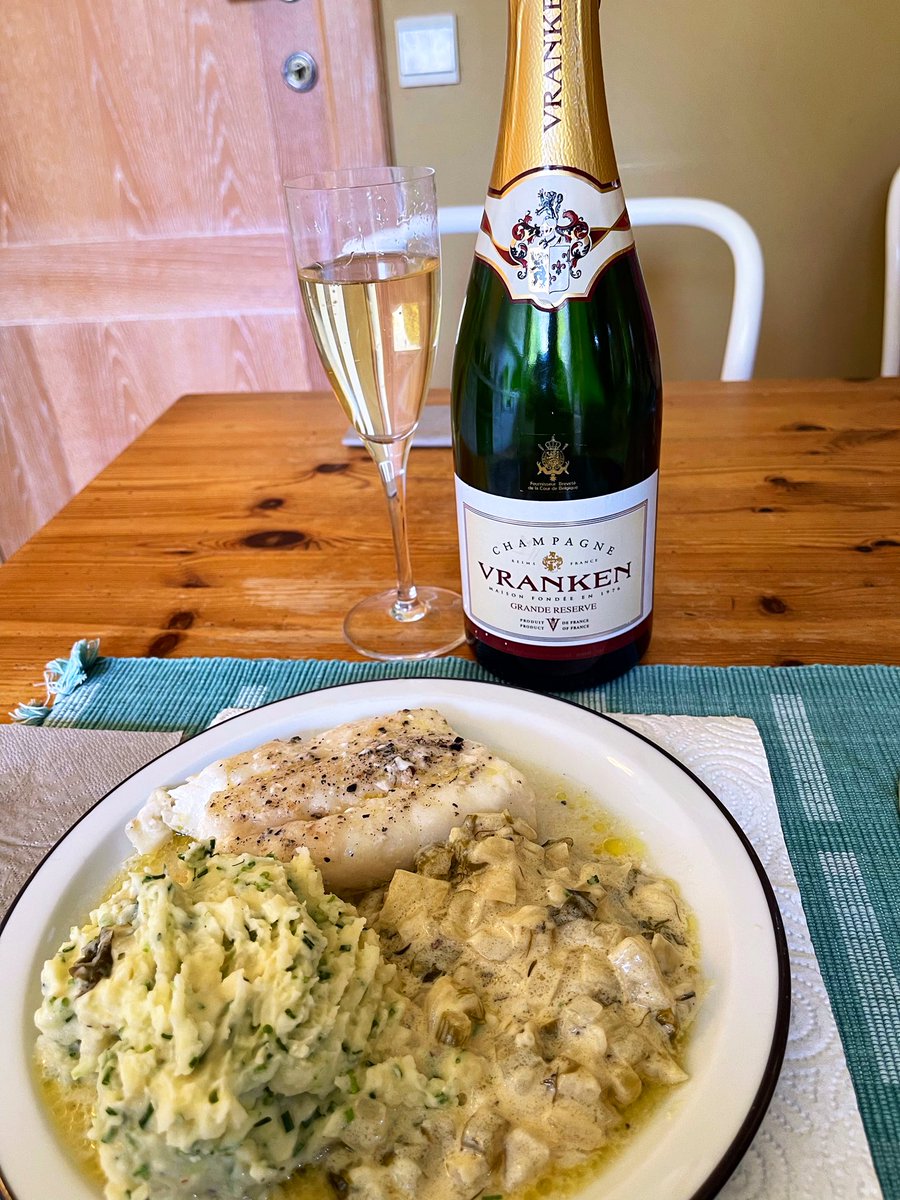 joukesp's tweet image. #FridayLunch #2ndServing #Leftovers
Sunny morning, cloudy afternoon, 24°C.
Much more sun starting tomorrow!
No cooking today! Leftover of cod w creamy fennel &amp;amp; potato-chives mash for Htje and leftover blanquette de veau from the freezer for me. I just had to bake some potatoes!