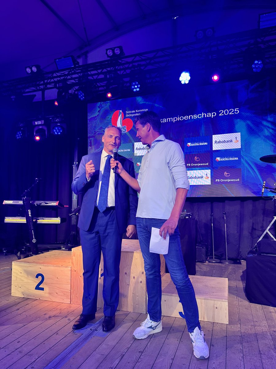 Namens de sponsoren Dijkstra-Draaisma, Rabobank een woord van dank van Siebe Meindertsma van de Rabobank. Je moet erbij zijn geweest om te weten hoe bijzonder dit gebeuren is. Strijd op het water. Het zit in het DNA van Fryslân  #SKS25