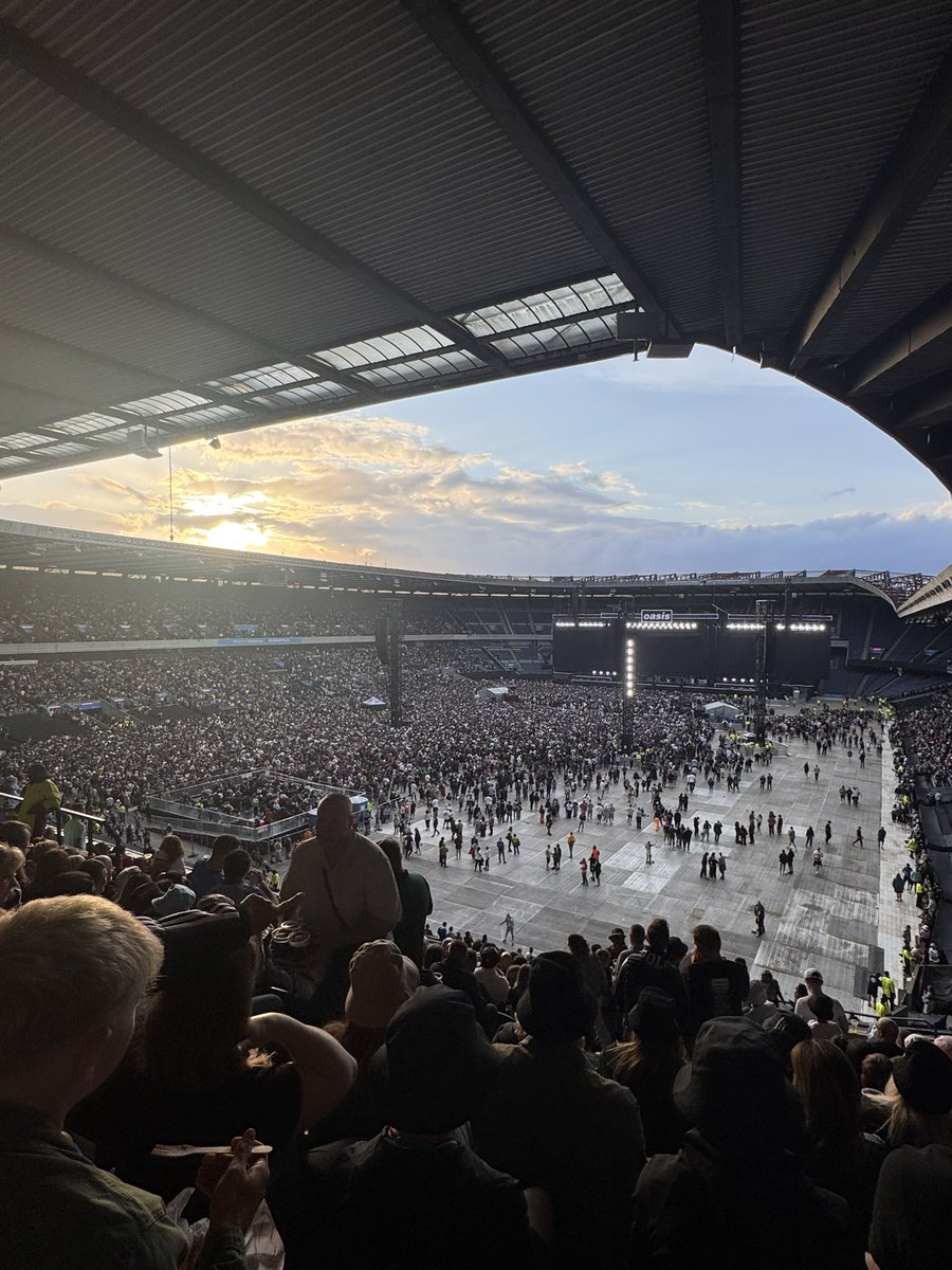 This is quite dangerous! <a href="/oasis/">Oasis</a> #OasisEdinburgh