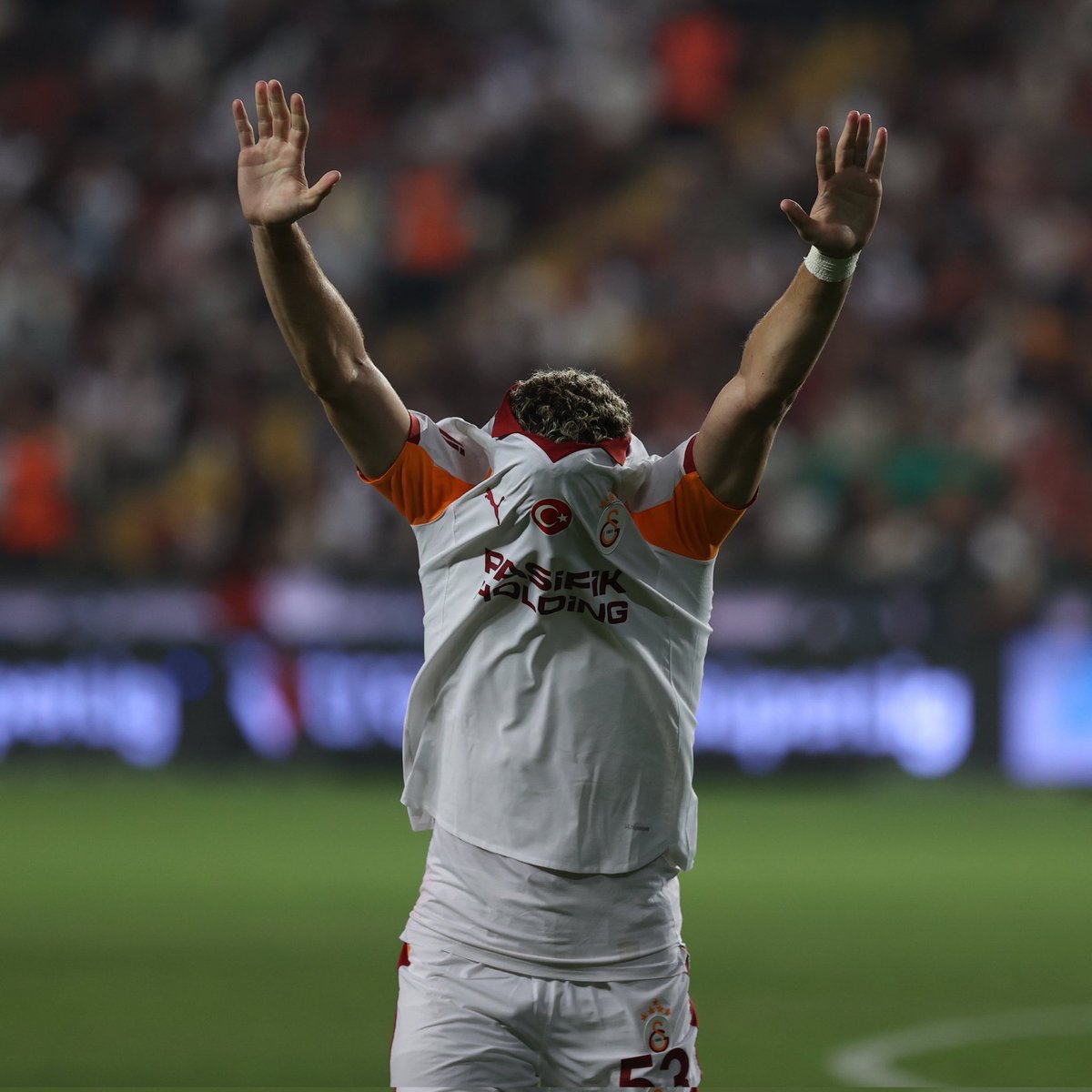 Galatasaray’ın tek büyücüsü Kewell demiş. İte köpeğe güzel gönderme yapmış Barış.