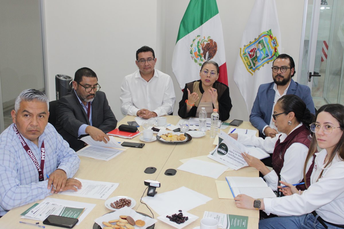 CEEAVIGobPue's tweet photo. #PorAmorAPuebla | Nuestra comisionada @LizLizGallegos participó en una reunión virtual con líderes y comunidad migrante poblana en el extranjero, convocada por el @migrantepoblano , que encabeza Felipe David Espinoza Rodríguez.

Este espacio permitió reforzar el compromiso de garantizar atención y certeza a nuestras y nuestros paisanos mediante acciones concretas impulsadas por el @Gob_Puebla.

📌 Durante el encuentro se abordaron temas clave:

1️⃣ Agenda Legislativa Migrante
2️⃣ Tarjetas FINABIEN para envío seguro de remesas
3️⃣ Programa de Apoyo a la Comunidad Migrante
4️⃣ Juicio Testamentario para adjudicación de terrenos desde Estados Unidos

#CEEAVIContigo | #MigrantesPoblanos | #PorAmorAPuebla | #GobiernoDePuebla