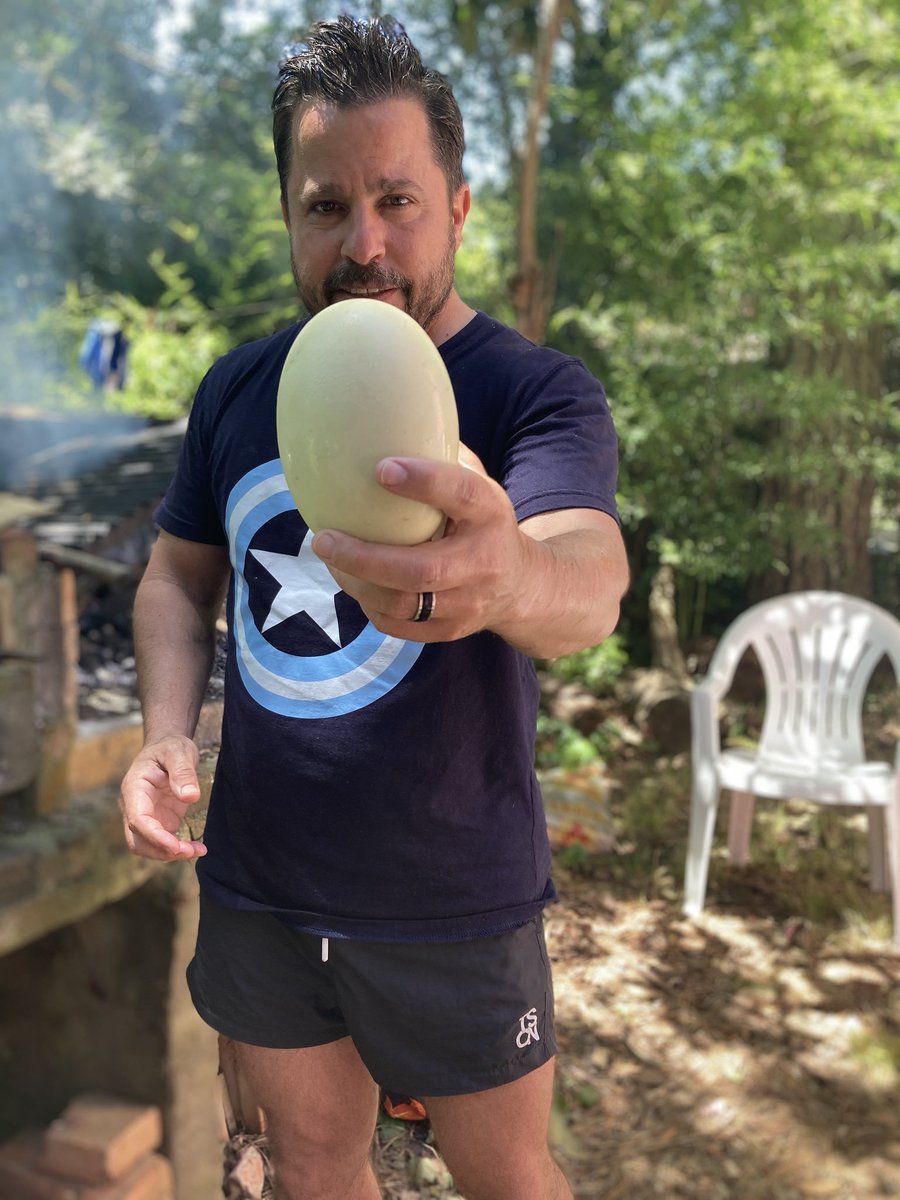 Martín Tetaz sosteniendo un huevo de codorniz en la mano.
Faltan 124 días para que deje de ser Diputado Nacional, gracias a Dios y la virgen.