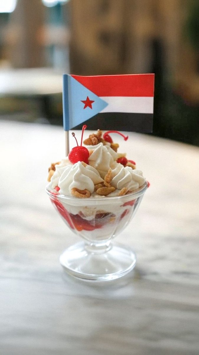 محبة الجنوب صافية كالذهب
وغير الزبيدي ما يرضينا بالطلب
هو القائد، هو الأمل، هو الوجدان
وبدونه ما نمشي ولا نلقى أمان