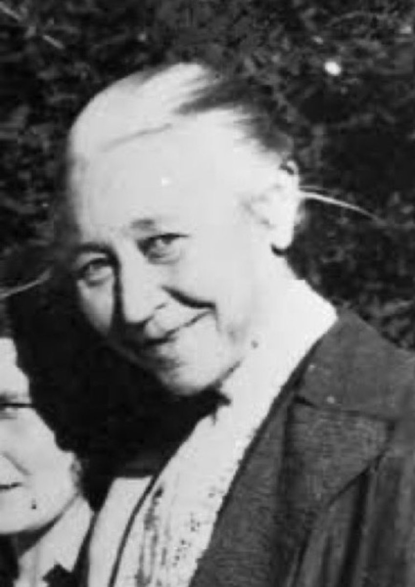 Elisabeth Abegg (3. März 1882-8. August 1974) studierte u. promovierte als eine der ersten Frauen und arbeitete als Lehrerin. Schon zu Beginn des Nationalsozialismus unterstützte sie von den Nazis Verfolgte. Später versteckte sie sie, wohl wissend um das Risiko.
