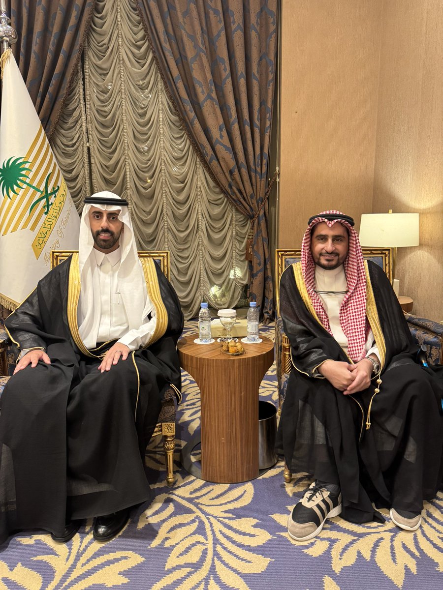 صورة لسماحة الوالد الشيخ عبدالرحمن اللاحم في حفل زواج ابن عمه الدكتور عبدالرحمن بن حمود اللاحم ، و يظهر على على ملامح فضيلته الدهاء و الحكمة و الحنكة .
(الإشراف)