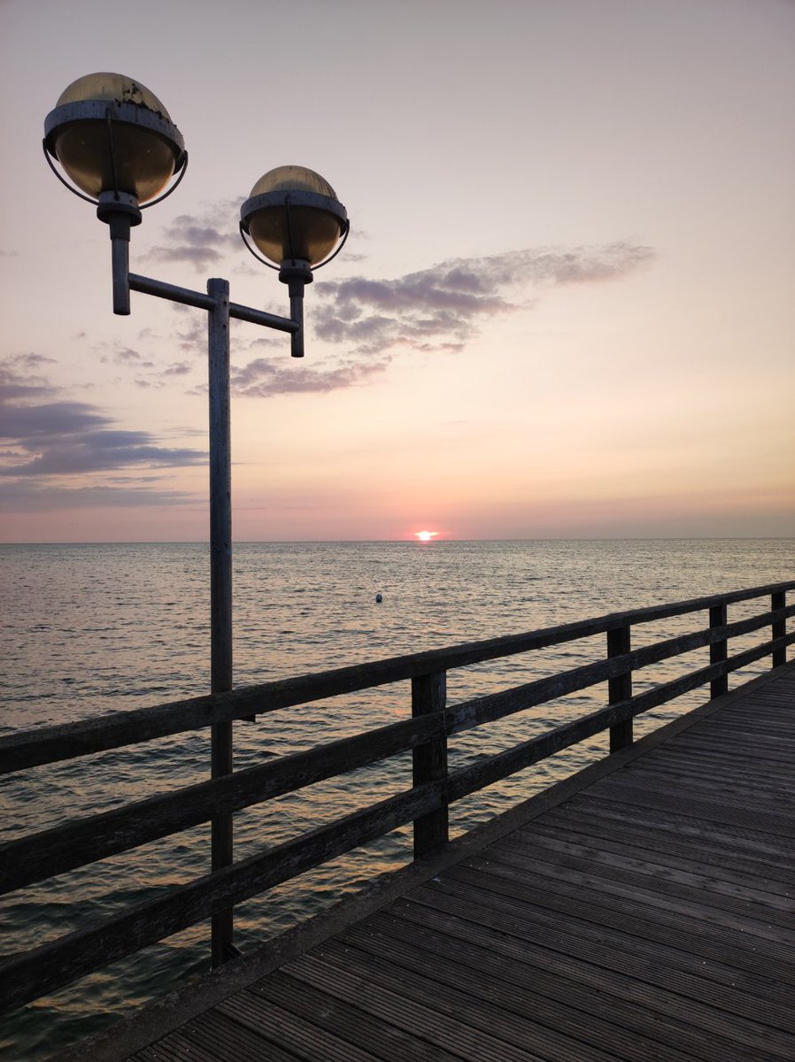 Man sitzt viel zu selten am Meer, einfach nur so und denkt nix. 
Nicht einmal wo ich doch gleich an der See bin. 
Und 'nix denken' ist gleich doppelt schwierig.
Jetzt sitze ich da so. 
Denke nix, schaue in die entgegengesetzte Richtung und warte, dass der #VollMond aufgeht.