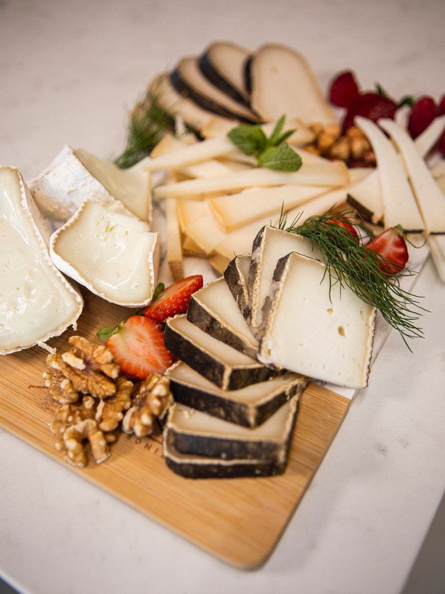 Cap de setmana a la vista… i nosaltres ja tenim la taula parada! 🧀😜

—
¡Fin de semana a la vista… y nosotros ya tenemos la tabla lista! 🧀😜

#montbrú #formatges #tauladeformatges #moianès #somformatgers