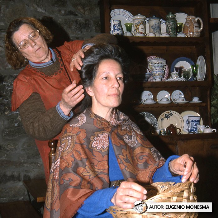 EugenioMonesma's tweet photo. 💇‍♀️ Moños, tocados y trenzas eran algunos de los #peinados que lucían las mujeres ricas antiguamente. 

Josefina Loste me mostró en 2001 todos estos tocados tradicionales que aprendió de su madre y mantenía en su recuerdo.  

📽️ Documental COMPLETO (17'): https://t.co/TTNHyCRytW https://t.co/8oTkaXbU3j