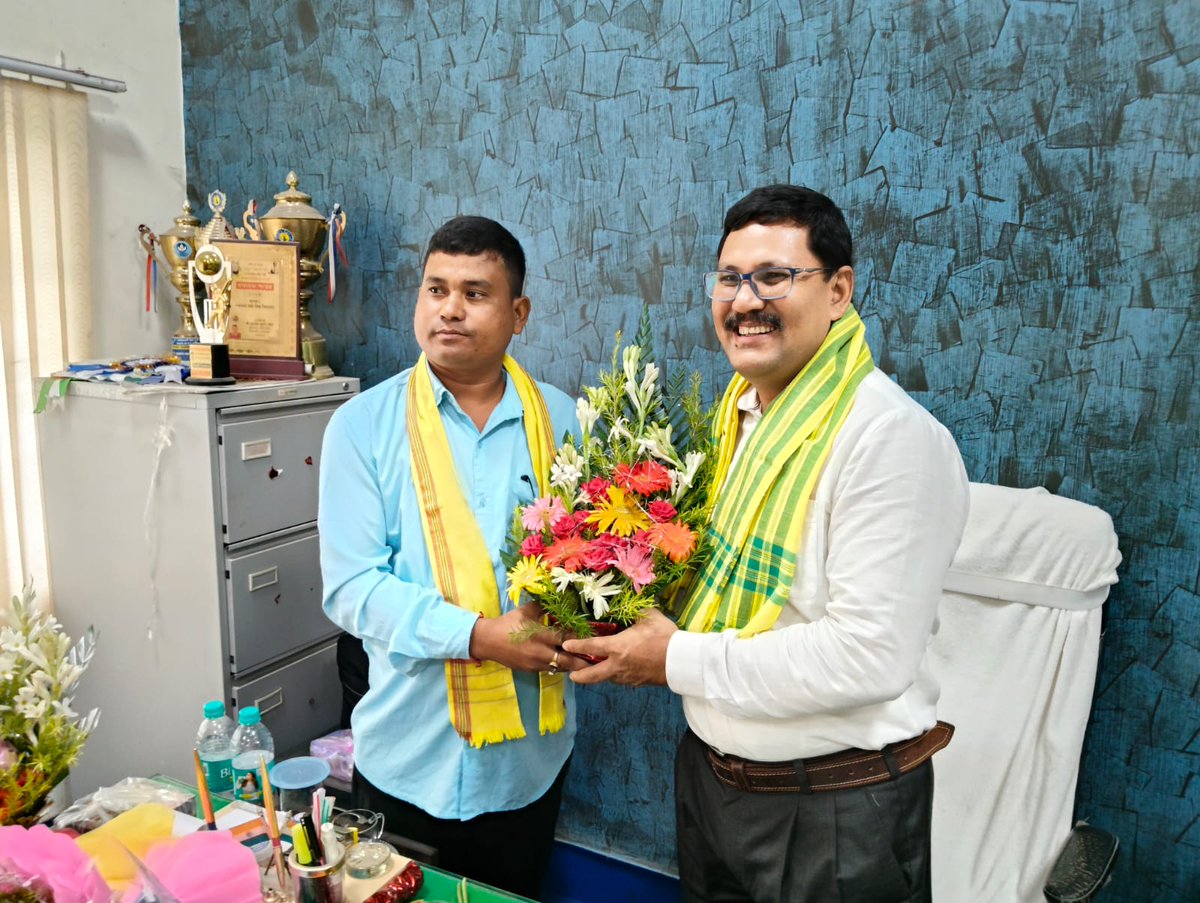 The New Greater Coochbehar People's Association এর পক্ষ থাকি জেনারেল সেক্রেটারি পরেশ বর্মনের নেতৃত্বে কুচবিহার পঞ্চানন বর্মা ইউনিভার্সিটির নব নিযুক্ত রেজিস্টার রাজবংশী জনজাতির মানি মানসী ডঃ মাধব চন্দ্র অধিকারীক ডিস্টিক ও সেন্ট্রালের প্রতিনিধি টিম যায়া তাক সংবর্ধনা জ্ঞাপন করলেক