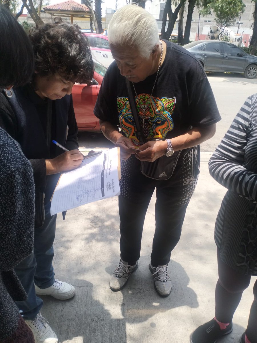 osvaldoER3's tweet photo. @ANUEE_MX comité del pueblo de Santa Marta Acatitla en la recolección de firmas https://t.co/lsdUpvfIYS
