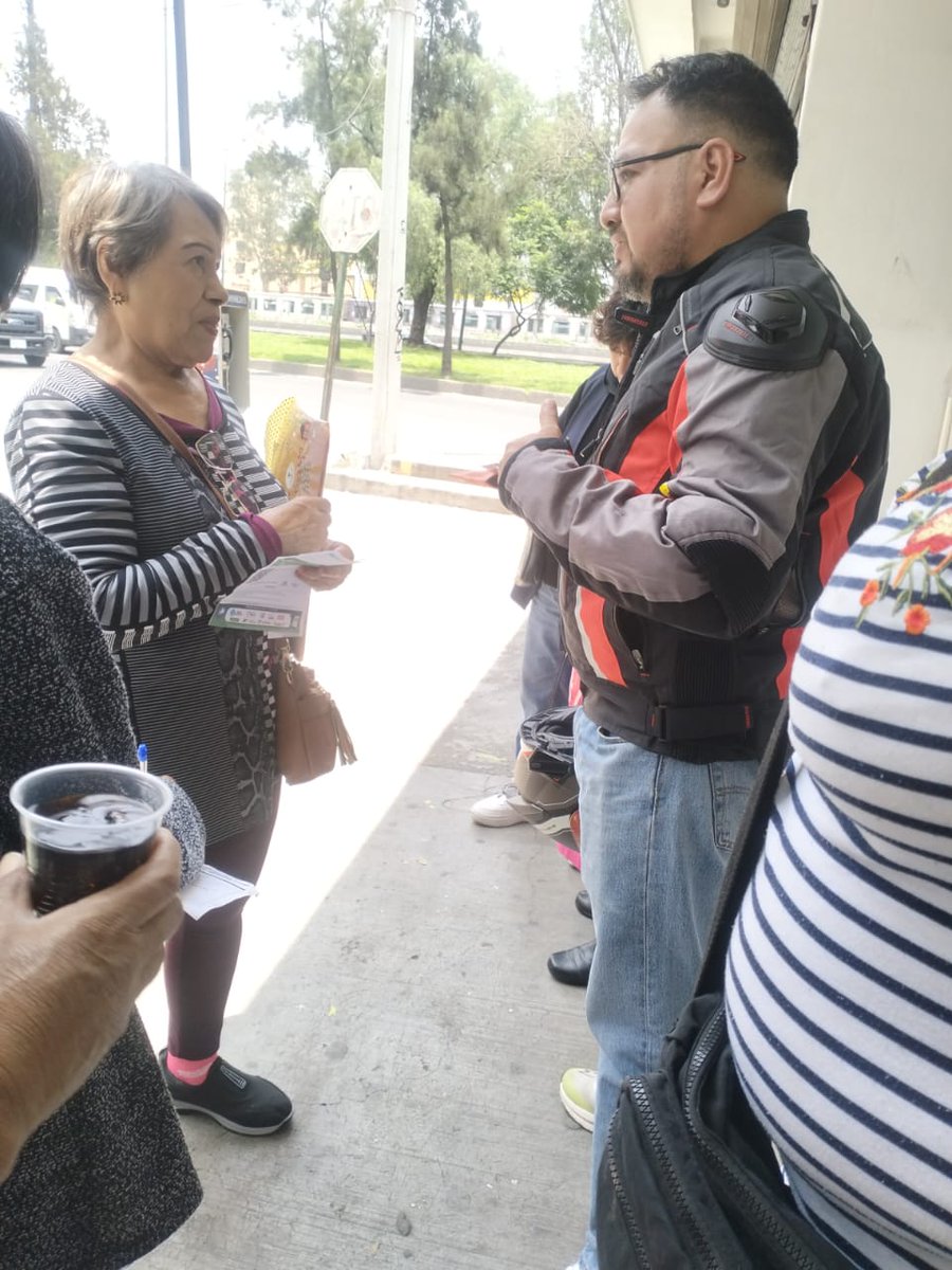 osvaldoER3's tweet photo. @ANUEE_MX comité del pueblo de Santa Marta Acatitla en la recolección de firmas https://t.co/lsdUpvfIYS