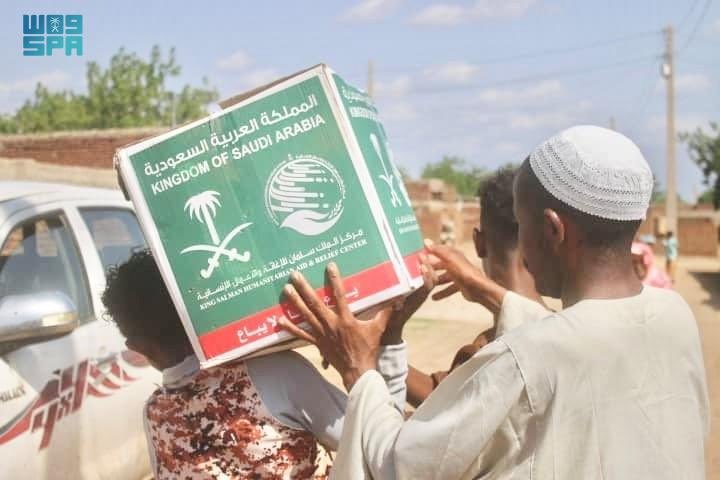مركز الملك سلمان للإغاثة يوزّع (1050) سلة غذائية في محلية الدندر بولاية سنار في السودان.