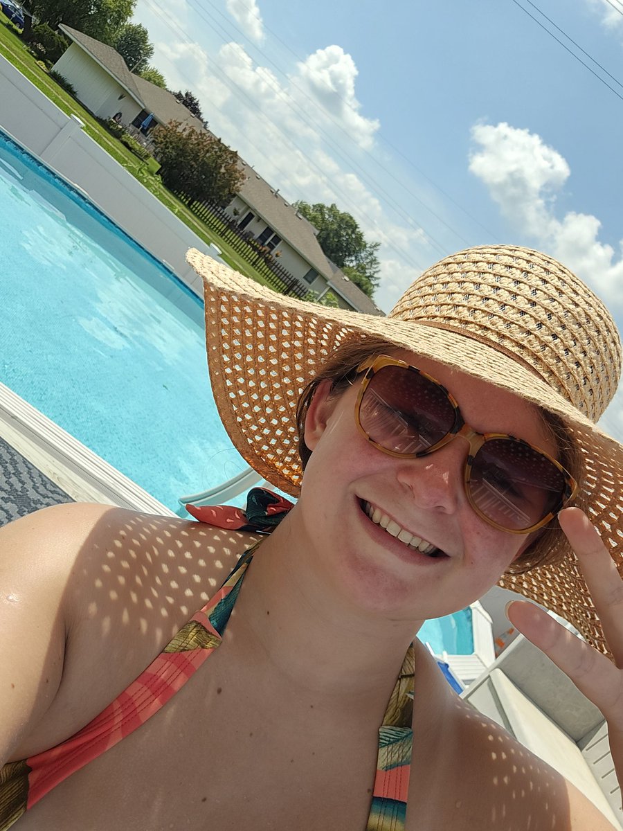 amber_vicic's tweet photo. Fall sports start Monday, so enjoying my last Friday of summer 😎 https://t.co/Xga6z5aYXm