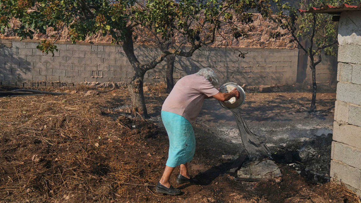 Electra_Asteri's tweet image. Ηλικιωμένη πάλευε με κουβάδες να βοηθήσει στη φωτιά στην Κερατέα - «Πάει το δασάκι μου» λέει και μου θύμισε ένα παραμυθάκι που είχα διαβάσει...
#πυρκαγιες