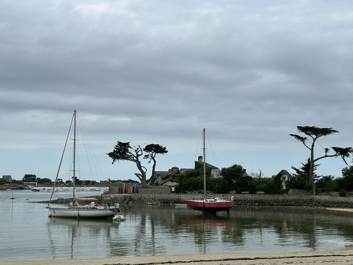 À Brignogan à marée basse et à marée montante.