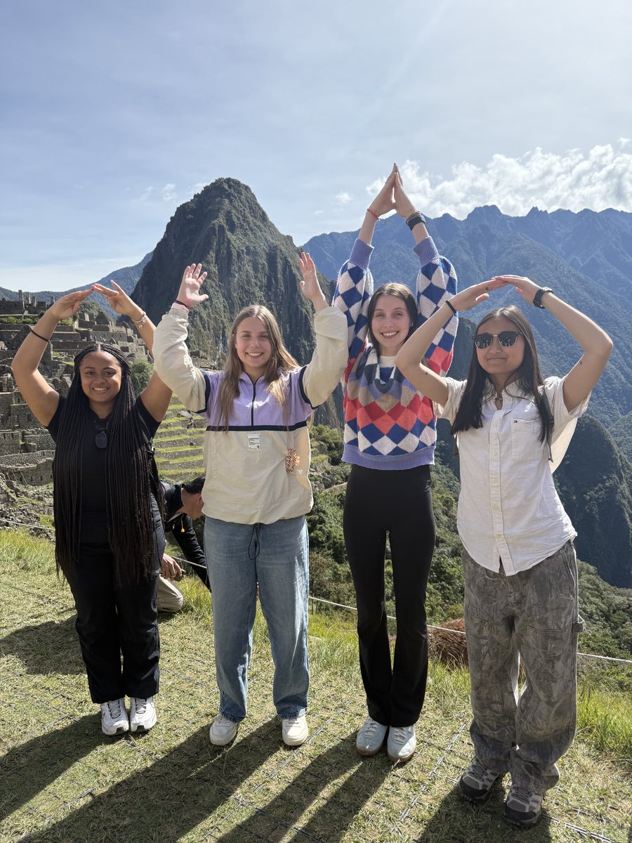 OhioState's tweet image. We love seeing Buckeyes around the globe! ❤️🌎
📸: Claire, Adriana, Ally and Joshua
