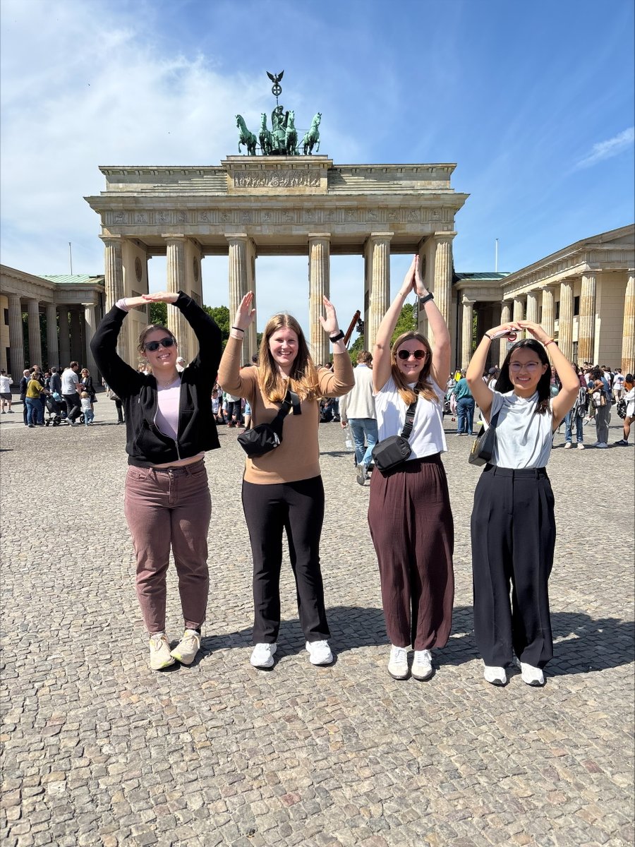 OhioState's tweet image. We love seeing Buckeyes around the globe! ❤️🌎
📸: Claire, Adriana, Ally and Joshua