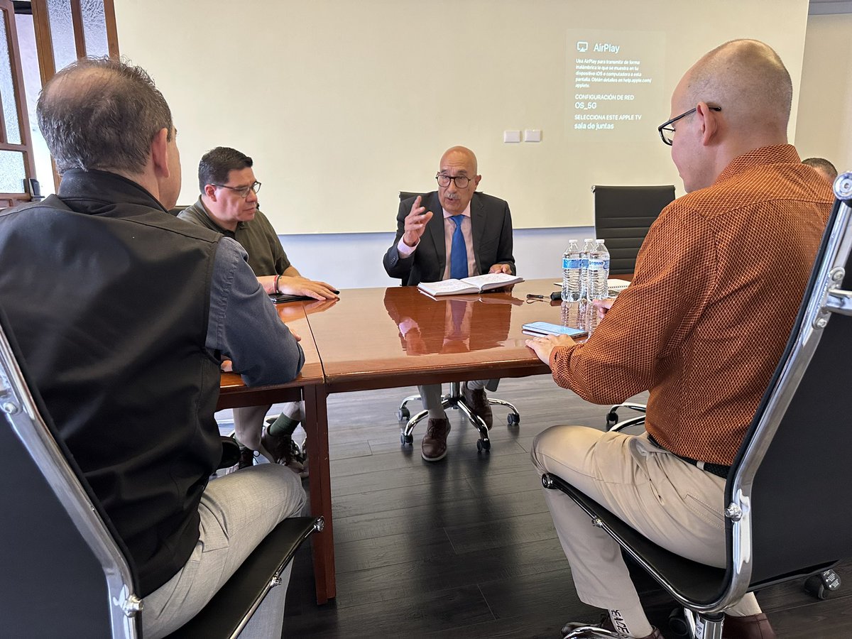 Sostiene SDUOP reunión con el Consejo Querétaro para la Planeación Estratégica.

Este día, el Secretario de Desarrollo Urbano y Obras Públicas, el Ing. José Pío X Salgado Tovar, recibió al Mtro. Luis Lozano, Director General del Consejo Querétaro, con el objetivo de conocer los