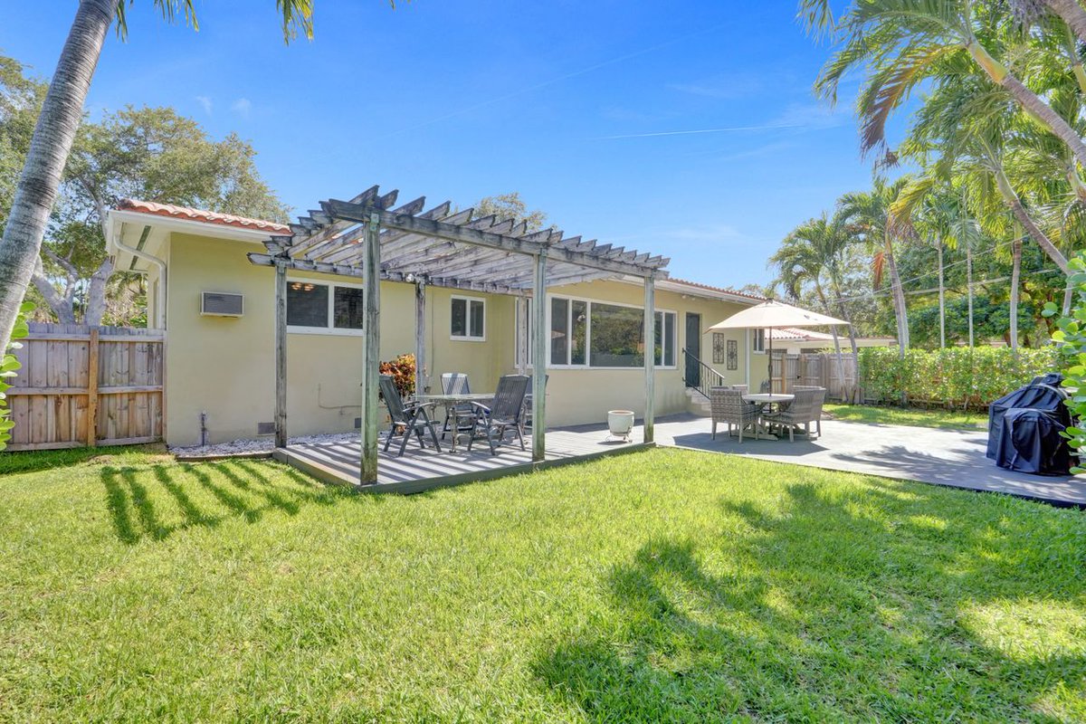 EvaOliverMiami's tweet photo. For Sale | Open on Sat. 12pm-2pm | 825 NE 98th St. -Discover this Miami Shores gem! This 2 bed, 2 bath home blends classic character with thoughtful updates. Featuring Mexican tile, wood floors, spacious kitchen &amp; a 1 car garage.
https://t.co/6u4QohWLqh https://t.co/94rHIknd88