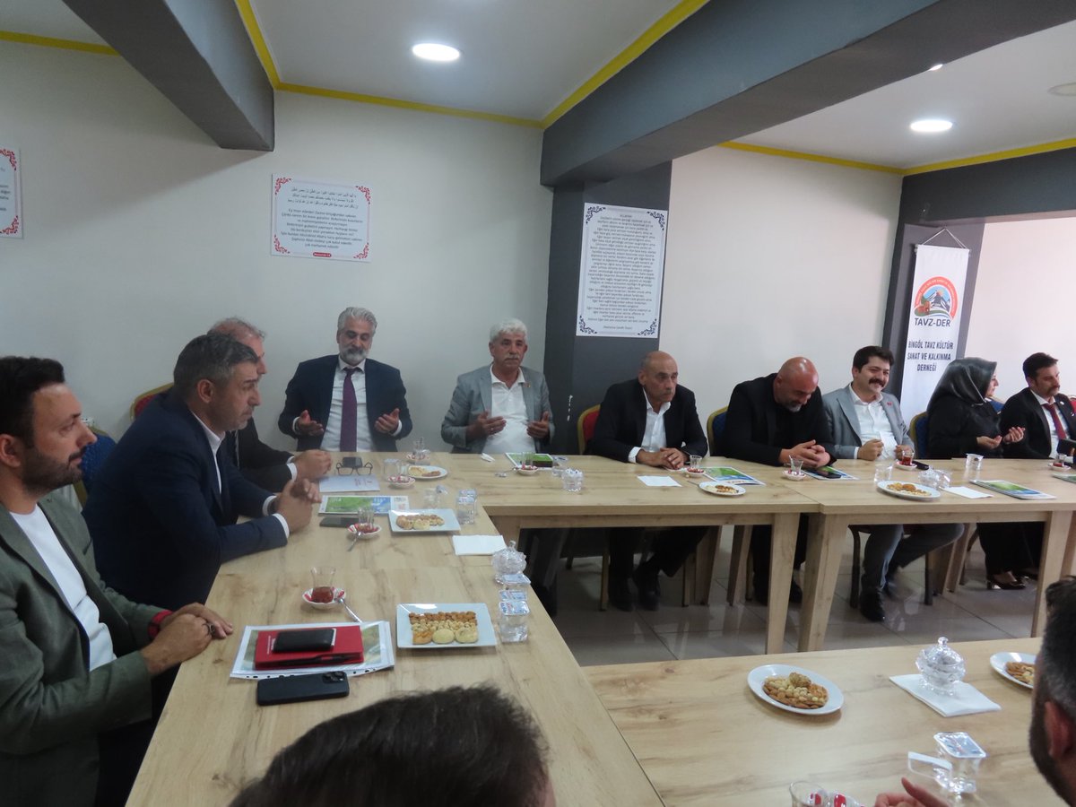 40.000 nüfuslu Tavz Aşiretini dernek binalarında ziyaret ederek Liderimizin kutlu çağrısına istinaden bölgemizde yeşeren umutları konuştuk. 

Allah var etsin.
