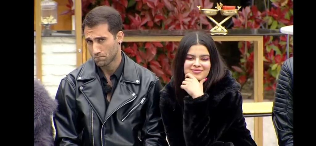 کیر طناز کیر
با اون ناخونای هیولایی زشتت با اون موهای کثیفت ، با اون استایل خزت که ادعا داری طراح لباسی ،با اون میکاپات که از همه بی روح تره ، با اون عشق فیکت ، با اون دوست پسر خیانتکار شغالت ، با مامانی که گردنت نمیگیره و با اون افتخار پسر بازیت و اکس دهه شصتی داشتن.
#عشق_ابدی