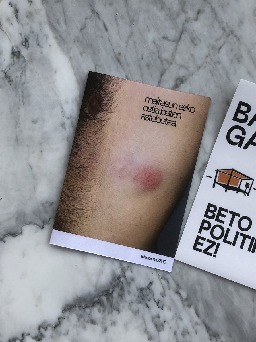 rokehelgera's tweet photo. duela pare bat aste ostia bat hartu nuen zipaio baten eskutik, gasteizko txosnetan dagoen beto politikoaren kontra protestatzeagatik. 

ostiak utzitako ubeldurari argazkiak atera dizkiot, honen bilakaera eta edertasuna aztertzeko, eta fanzine txiki bat sortu dut hauekin 🤙🏼 https://t.co/1xyFQiTxYH