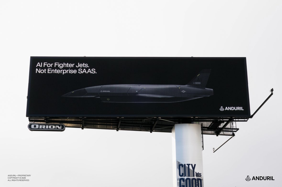 JeffMillerTime's tweet image. Live billboard on the 101 in SF. 

AI For Fighter Jets. 
Not Enterprise SAAS.