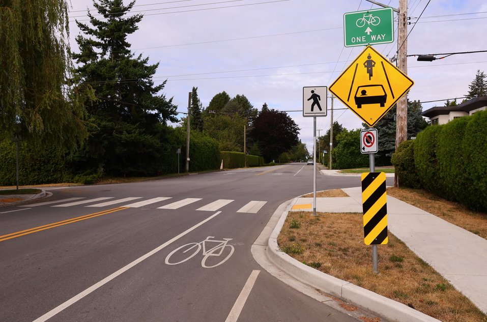 Crucial road upgrades – including pedestrian accessibility and safety features – are making White Rock, #BC safer and more welcoming for everyone, thanks in part to #GC funding!

Learn more: whiterockcity.ca/CivicAlerts.as…