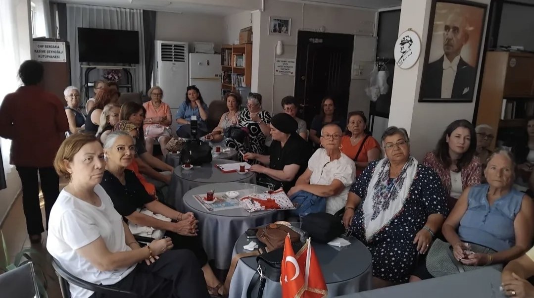 📍Bergama 
Cumhuriyet Halk Partisi İl Kadın Kolları olarak başlattığımız "Kadınlar Özgürce Konuşuyor" genişletilmiş toplantılarımızın bugün ilk durağı Bergama oldu. Kadinların güçlü katılımıyla gerçekleşen toplantımızda, fikirler ve önerilerle dolu bir buluşma yaşadık.