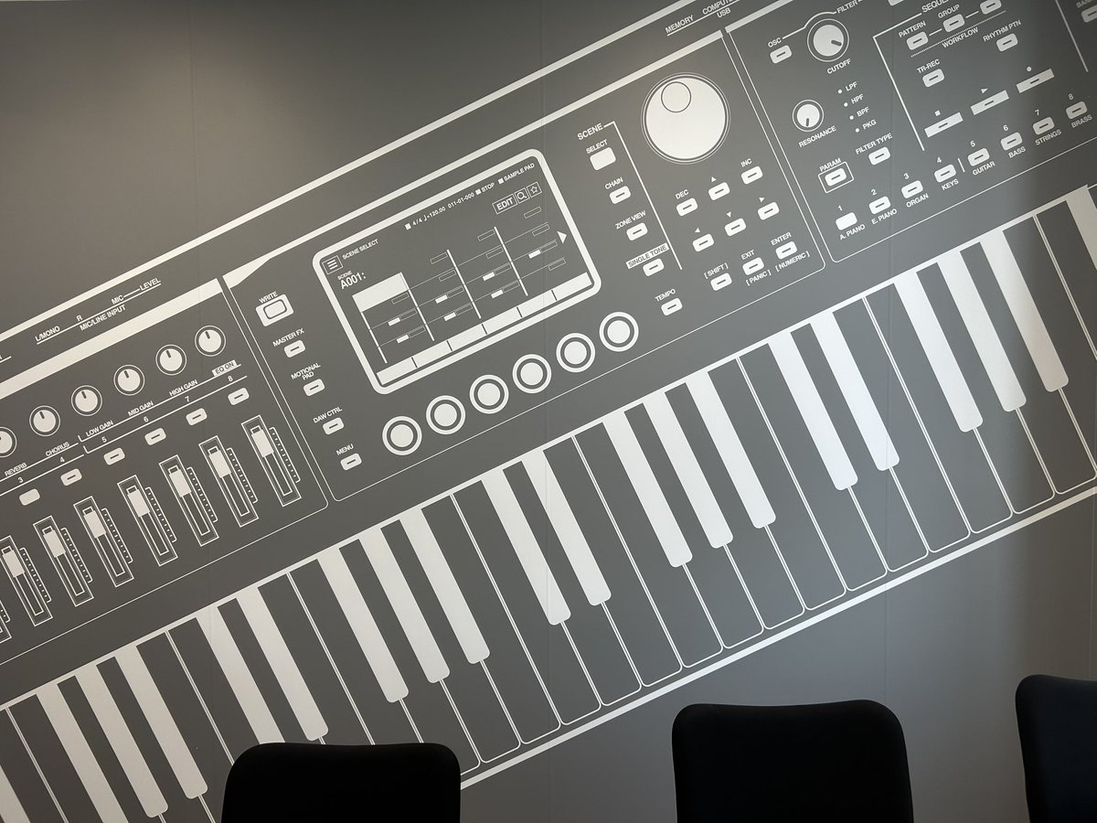 NazChris_dj's tweet image. 見て、ローランドさん社屋の会議室🎹
可愛いよね🩷
#maadspin
#808day